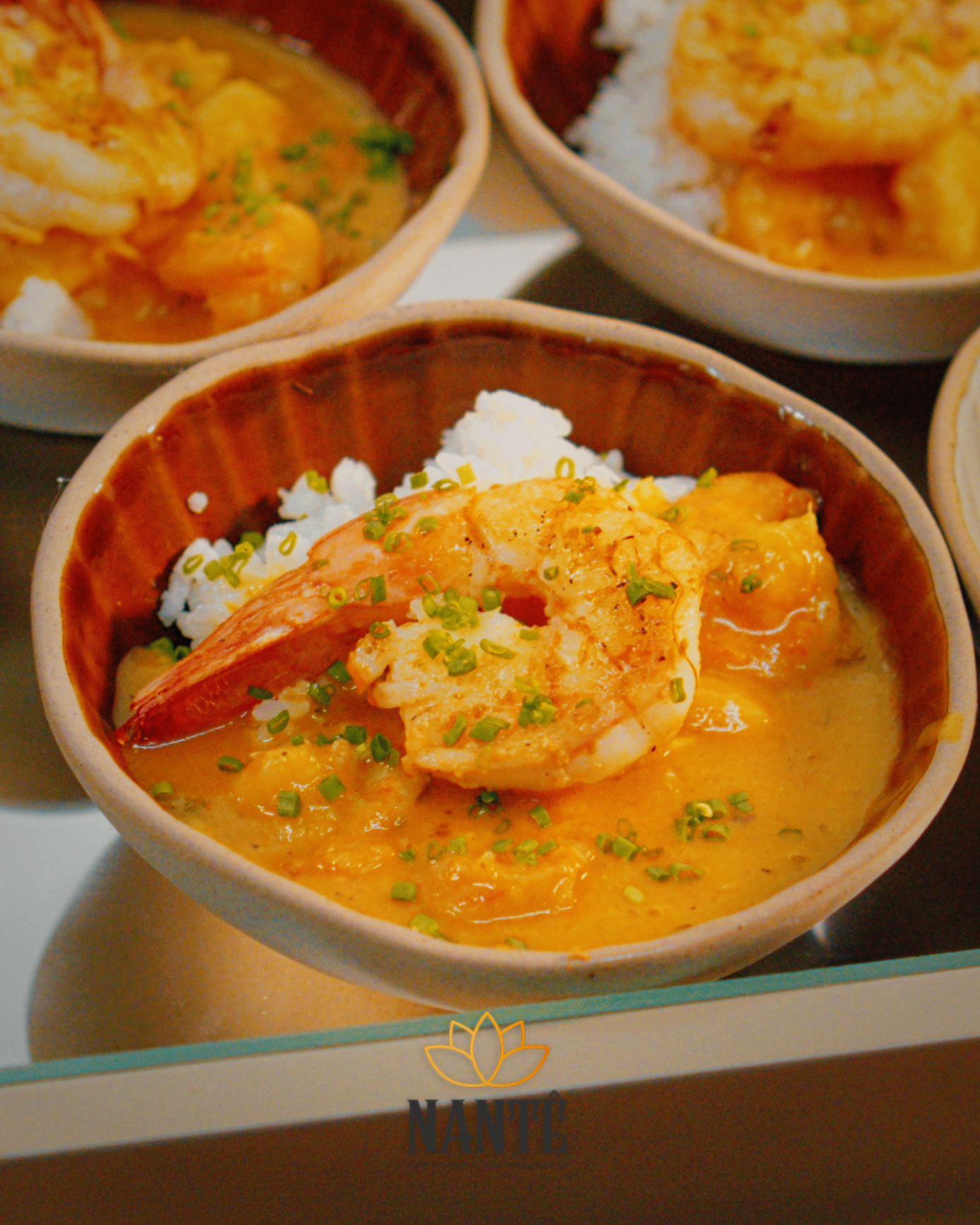 Bowl de camarão ao curry em estação de degustação Nantê