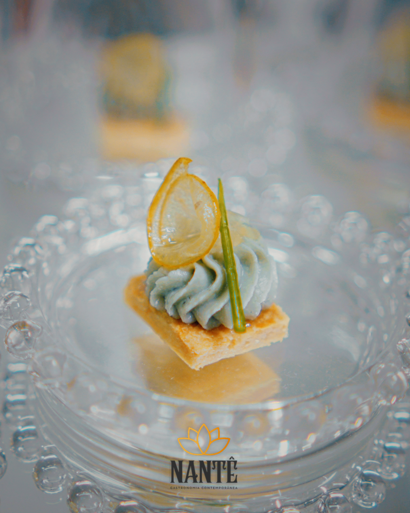 Canapé finalizado com limão siciliano no buffet Nantê